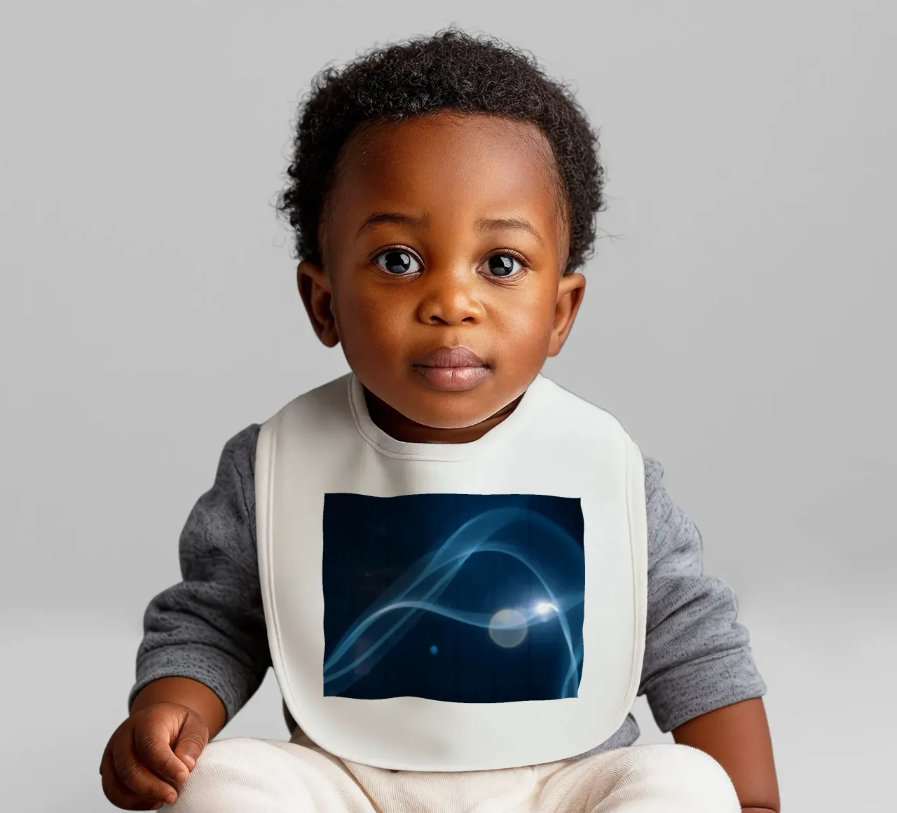 Vloeiende blauwe lichtgolven creëren een kalmerend visueel effect baby slabbetje van DesignDoodle