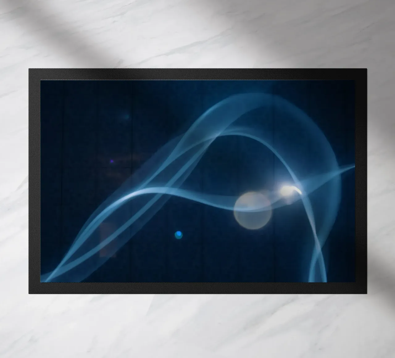 Le onde di luce blu che scorrono creano un effetto visivo calmante zerbino da DesignDoodle