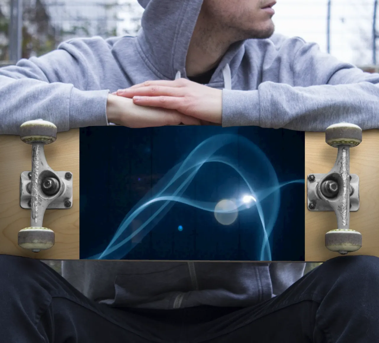 Vloeiende blauwe lichtgolven creëren een kalmerend visueel effect sticker van DesignDoodle
