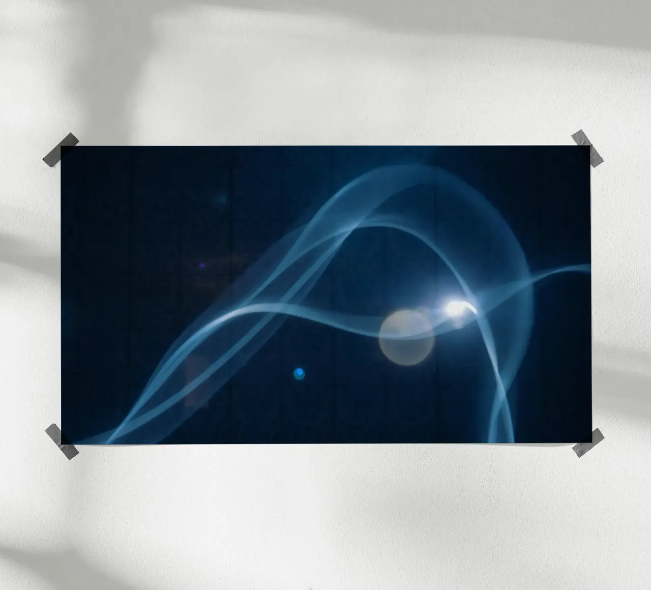 Fließende blaue Lichtwellen erzeugen einen beruhigenden visuellen Effekt Hahnemühle von DesignDoodle