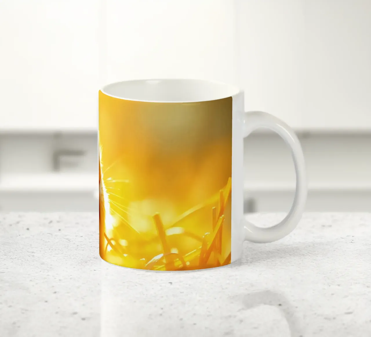 Une douce lumière dorée éclaire un lapin se reposant dans la paille. mug en céramique de DesignDoodle