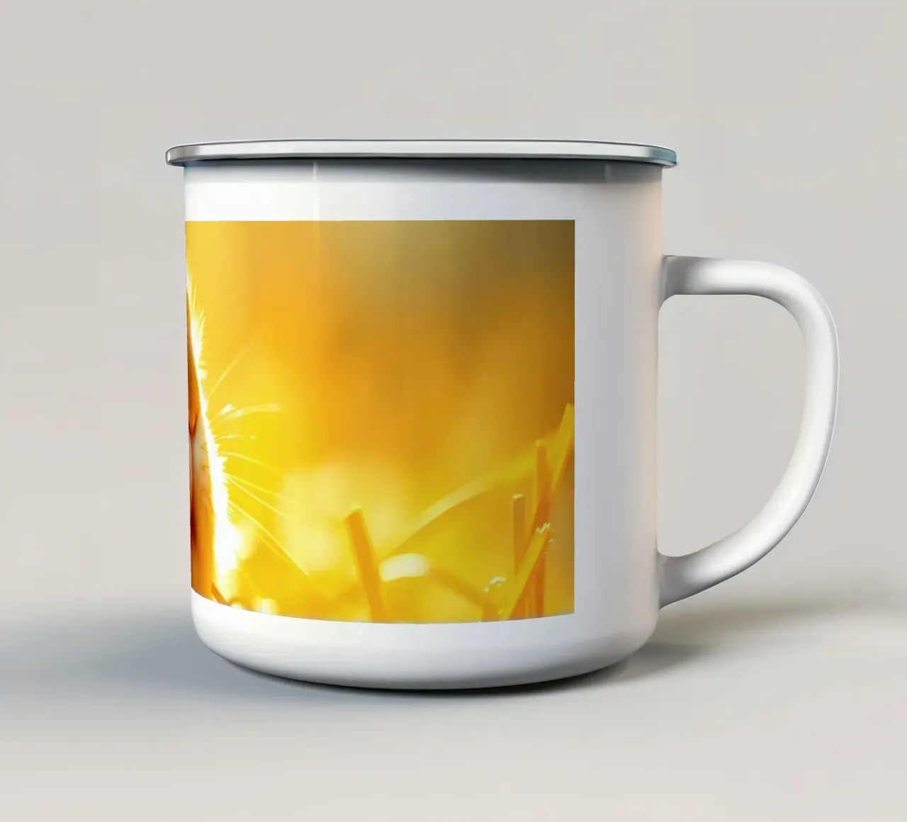 Une douce lumière dorée éclaire un lapin se reposant dans la paille. mug en émail de DesignDoodle