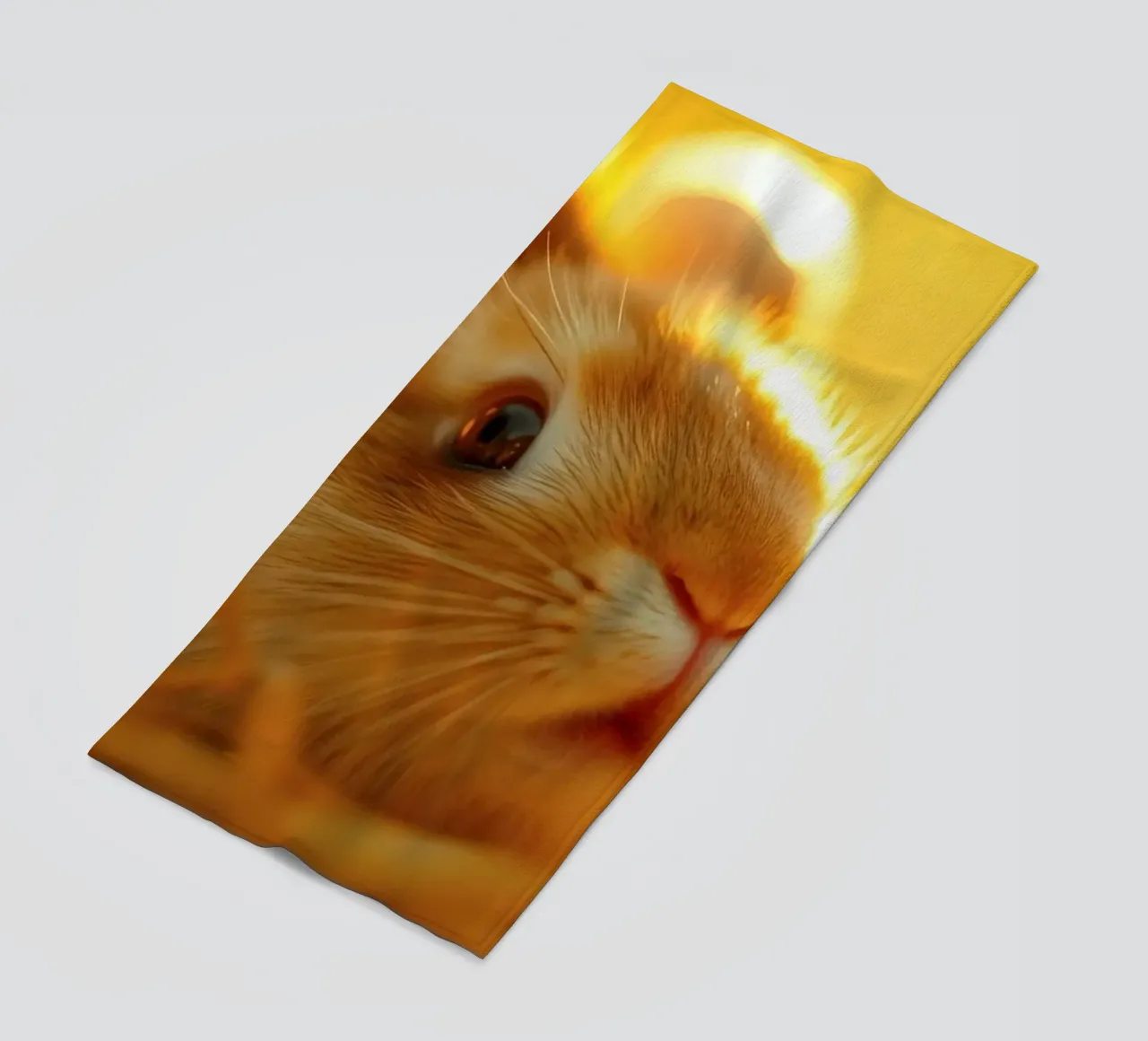 Une douce lumière dorée éclaire un lapin se reposant dans la paille. serviette de plage de DesignDoodle