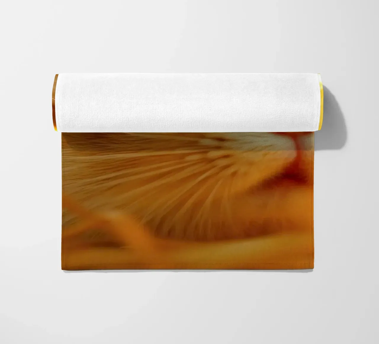 Une douce lumière dorée éclaire un lapin se reposant dans la paille. serviette de plage de DesignDoodle