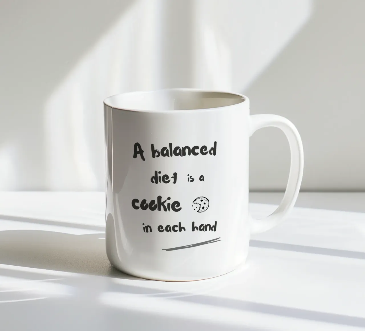 A balanced diet is a cookie in each hand tazza in ceramica da typostudio