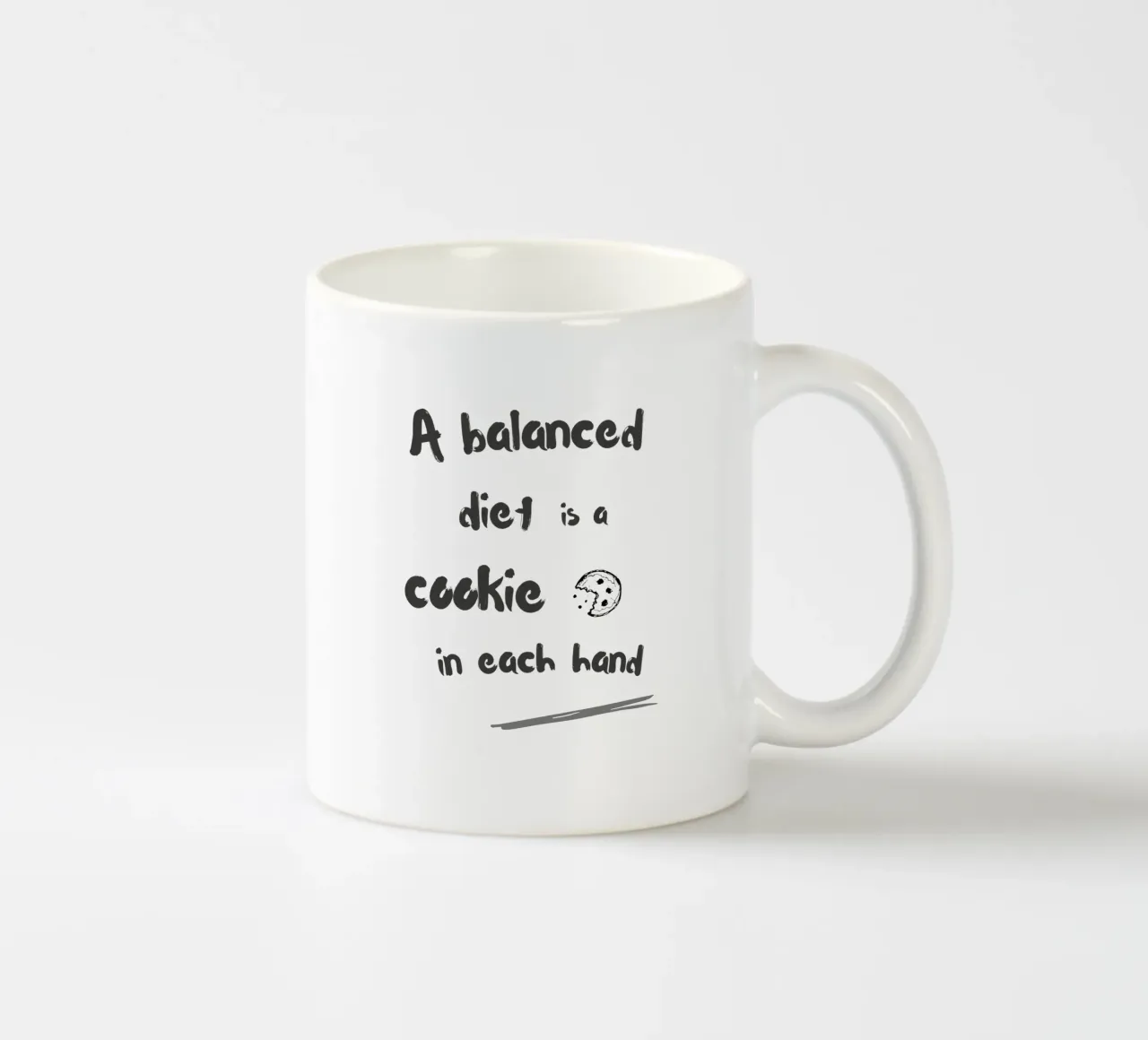 A balanced diet is a cookie in each hand tazza in ceramica da typostudio