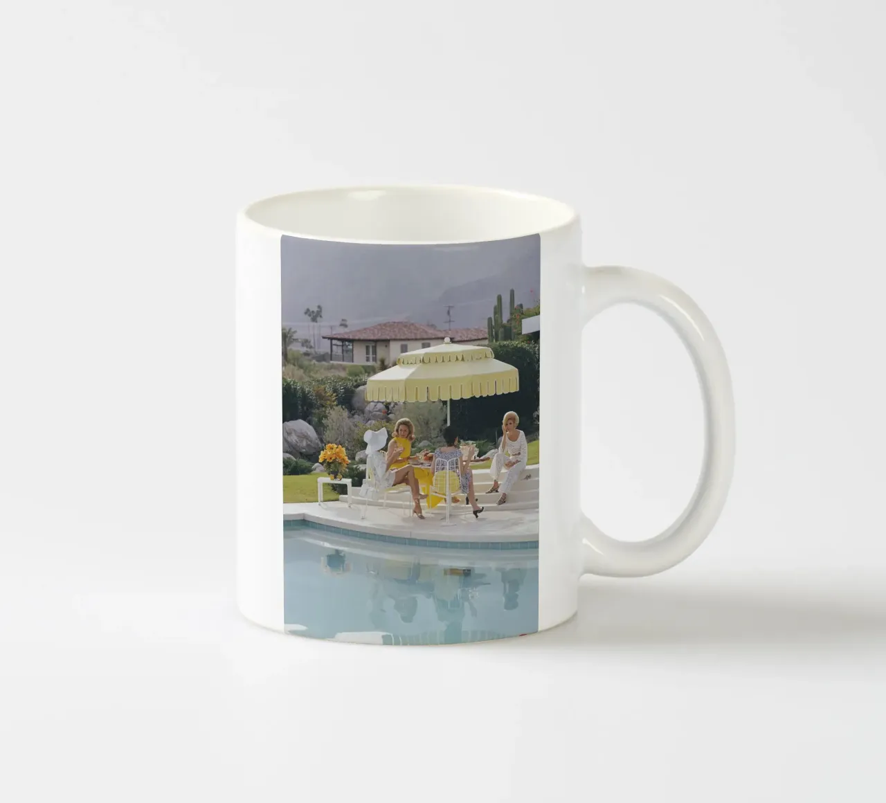 Poster di Slim Aarons Nelda e gli amici tazza in ceramica da Chrisvintage
