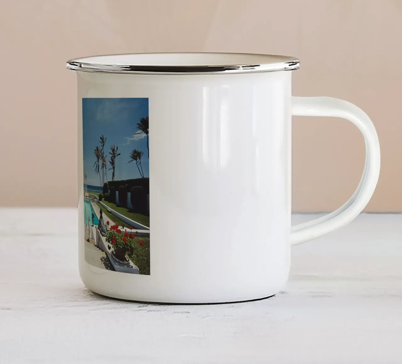 Poster per piscina neoclassico Slim aarons tazza in smalto da Chrisvintage