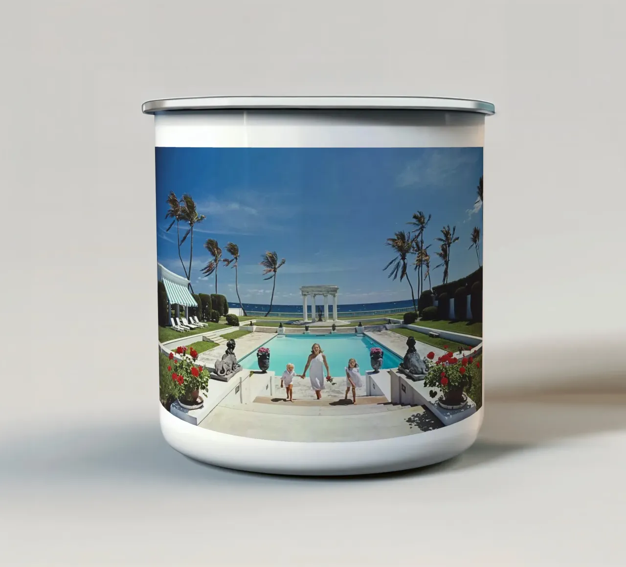 Poster per piscina neoclassico Slim aarons tazza in smalto da Chrisvintage