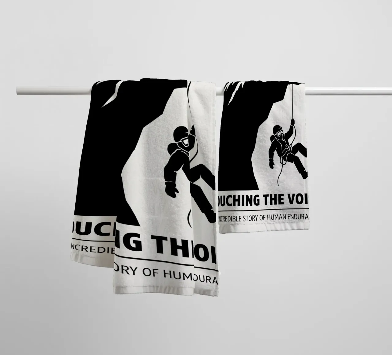 Touching The Void Print asciugamano da bagno da MoviesArt