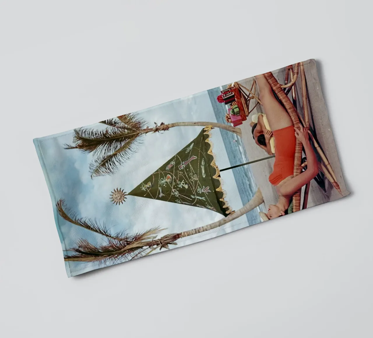 Poster di Slim Aarons a Palm Beach asciugamano da bagno da Chrisvintage