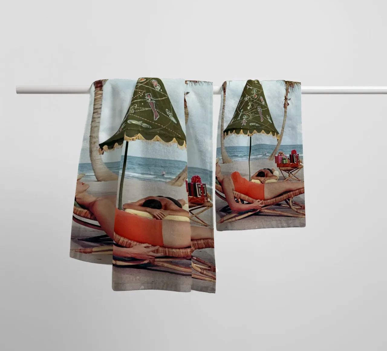 Poster di Slim Aarons a Palm Beach asciugamano da bagno da Chrisvintage