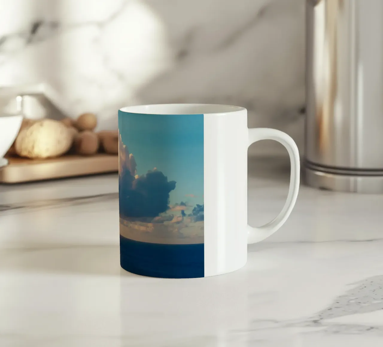 Nuvole dell'ora d'oro su un vasto oceano tazza in ceramica da Indigo Tides Art
