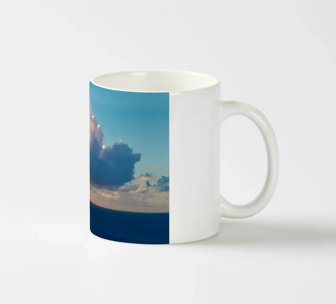 Nuvole dell'ora d'oro su un vasto oceano tazza in ceramica da Indigo Tides Art