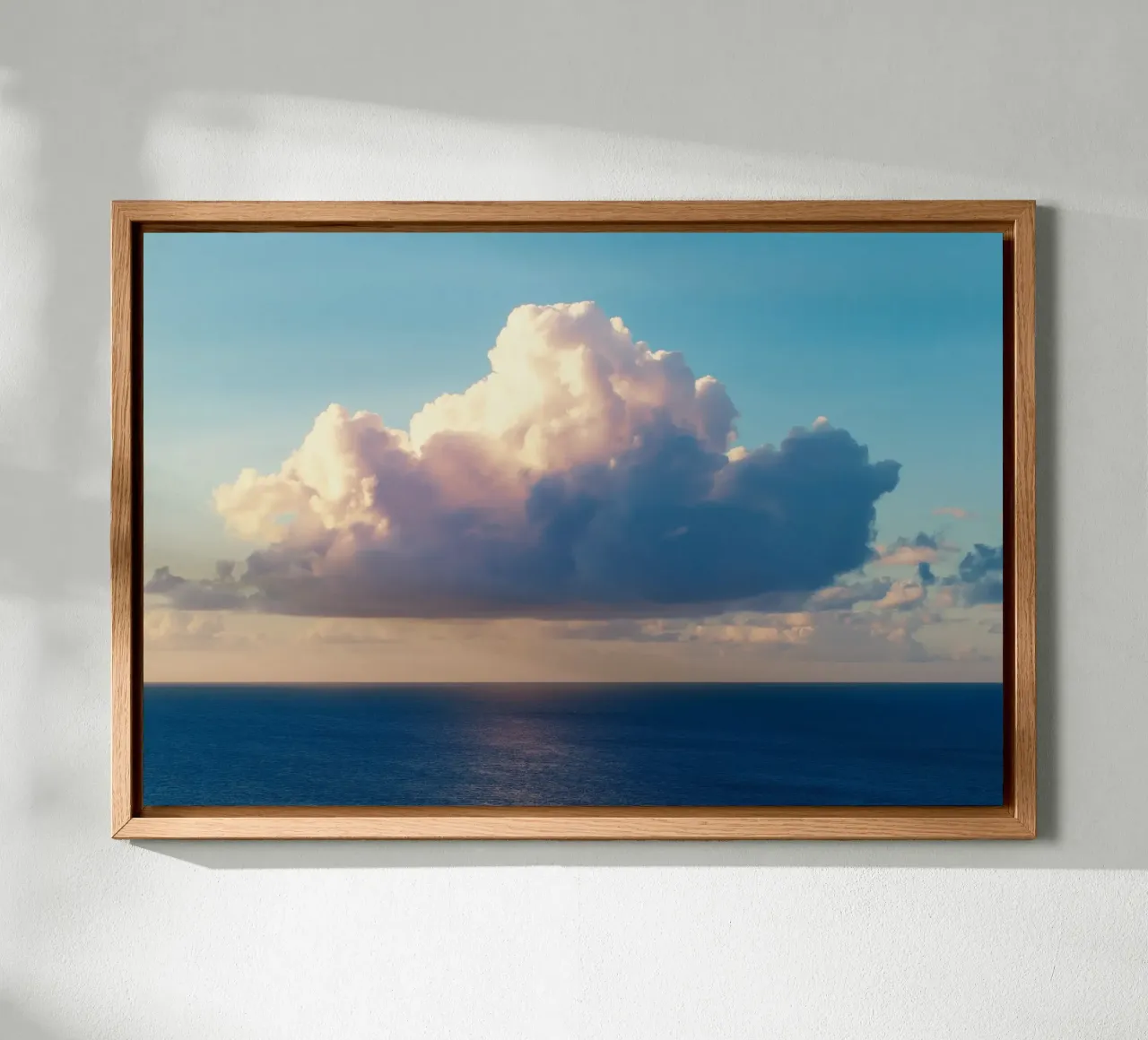 Nuvole dell'ora d'oro su un vasto oceano tela con Cornice a cassetta da Indigo Tides Art