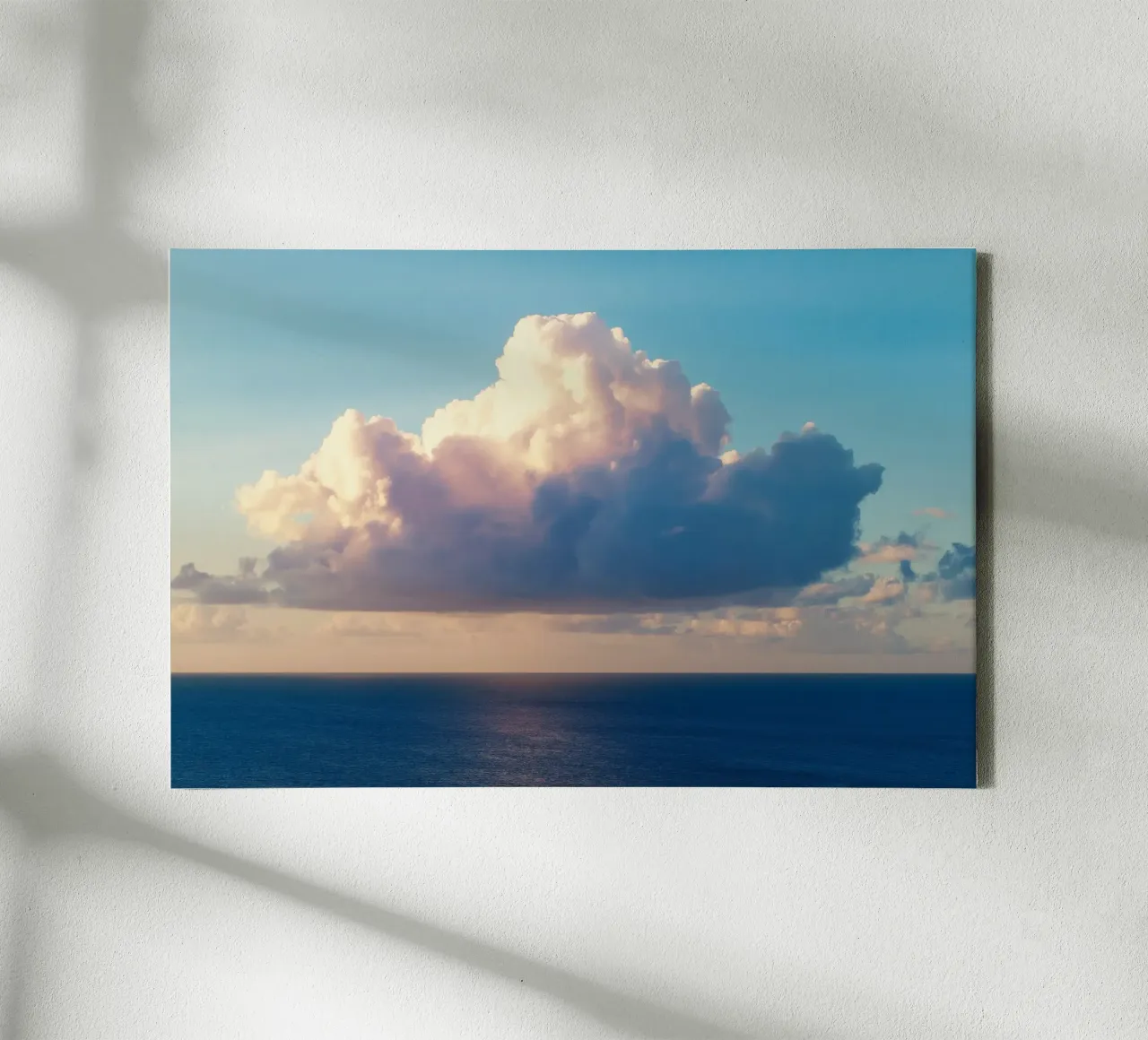 Nuvole dell'ora d'oro su un vasto oceano tela con Cornice a cassetta da Indigo Tides Art