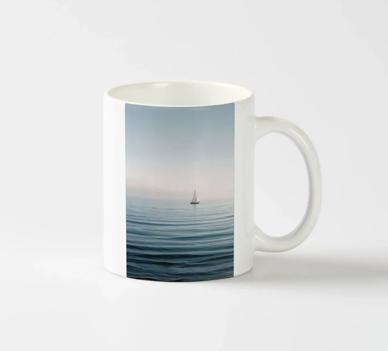 Minimalist Sailboat on Calm Ocean tazza in ceramica da Indigo Tides Art