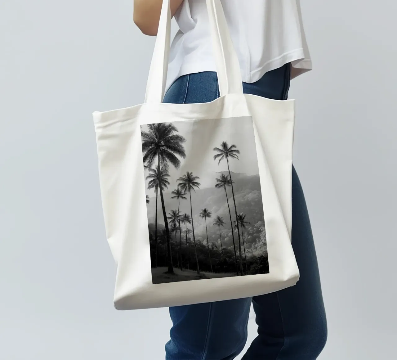 Palme in bianco e nero nella valle nebbiosa borsa in juta da Indigo Tides Art