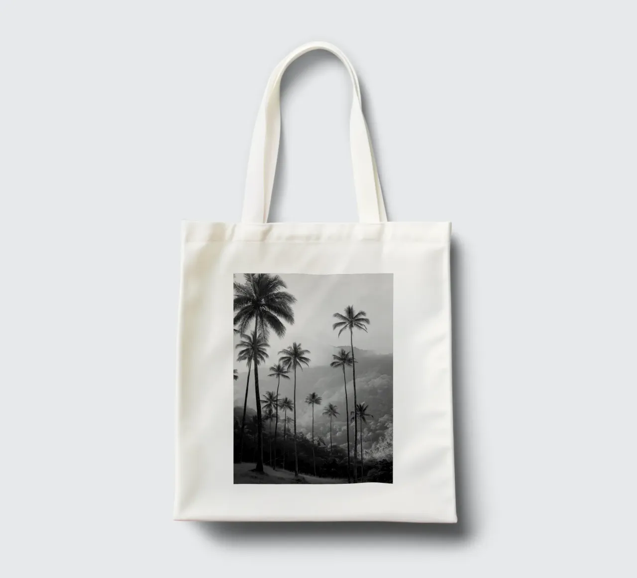 Palme in bianco e nero nella valle nebbiosa borsa in juta da Indigo Tides Art