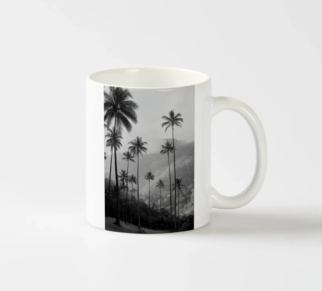 Palme in bianco e nero nella valle nebbiosa tazza in ceramica da Indigo Tides Art