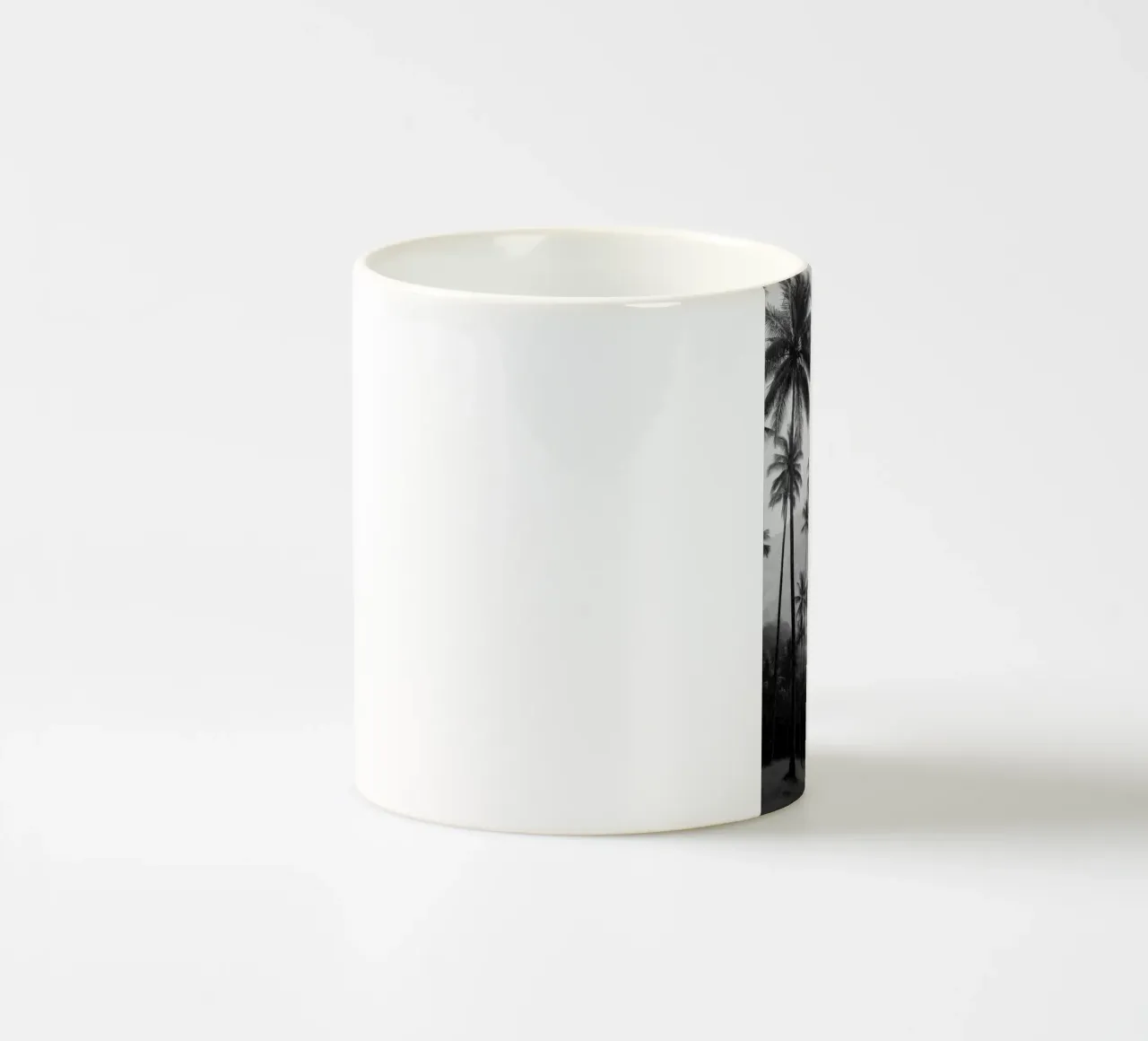 Palme in bianco e nero nella valle nebbiosa tazza in ceramica da Indigo Tides Art