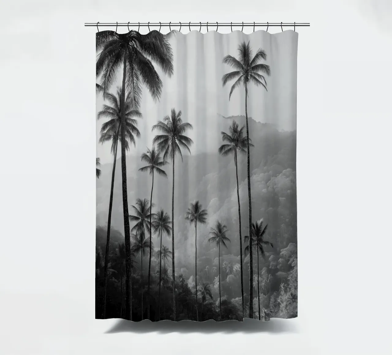 Palme in bianco e nero nella valle nebbiosa tenda da doccia da Indigo Tides Art