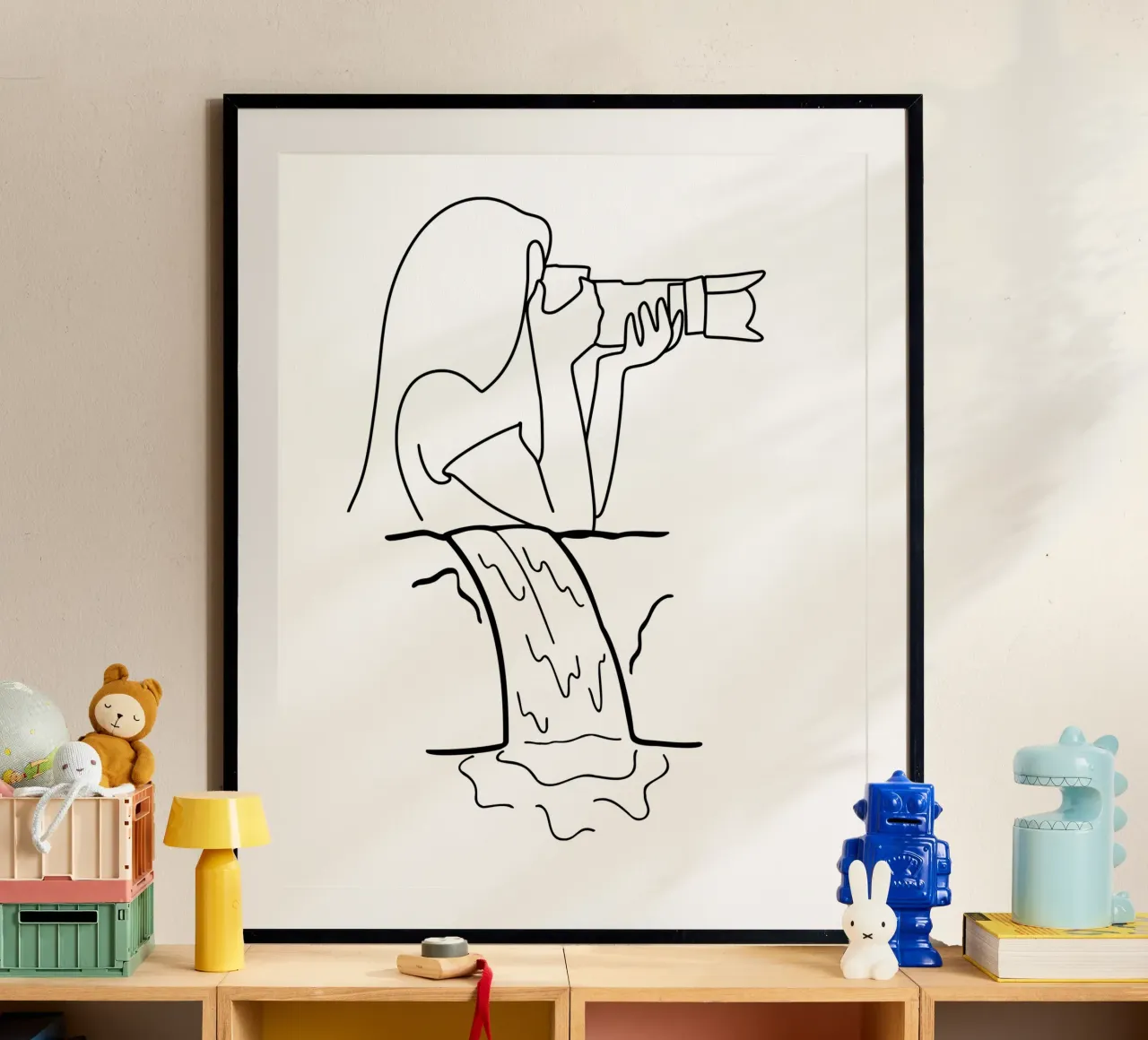 Line art: Ragazza fotografata davanti a una cascata poster con telaio in alluminio da StrindesignStudio