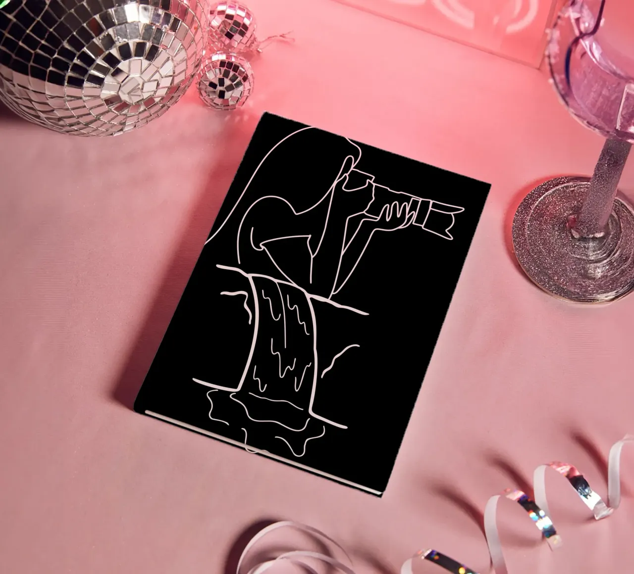 Motif nocturne : fillette photographiée devant une cascade carnet de notes de StrindesignStudio