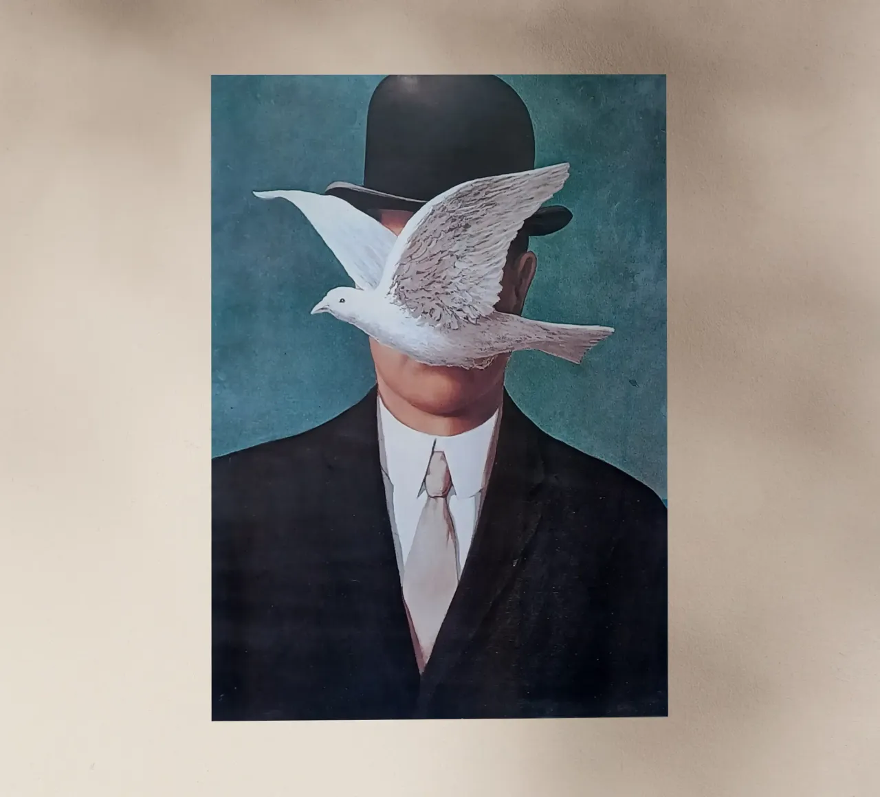 Rene Magritte pellicola backlit da Attaboy Dsgn