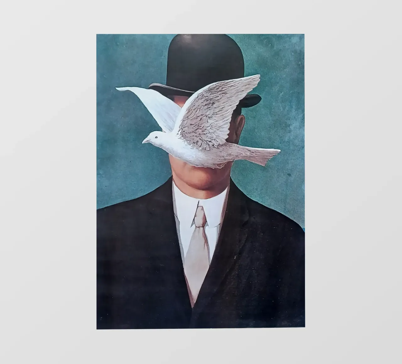 Rene Magritte pellicola backlit da Attaboy Dsgn