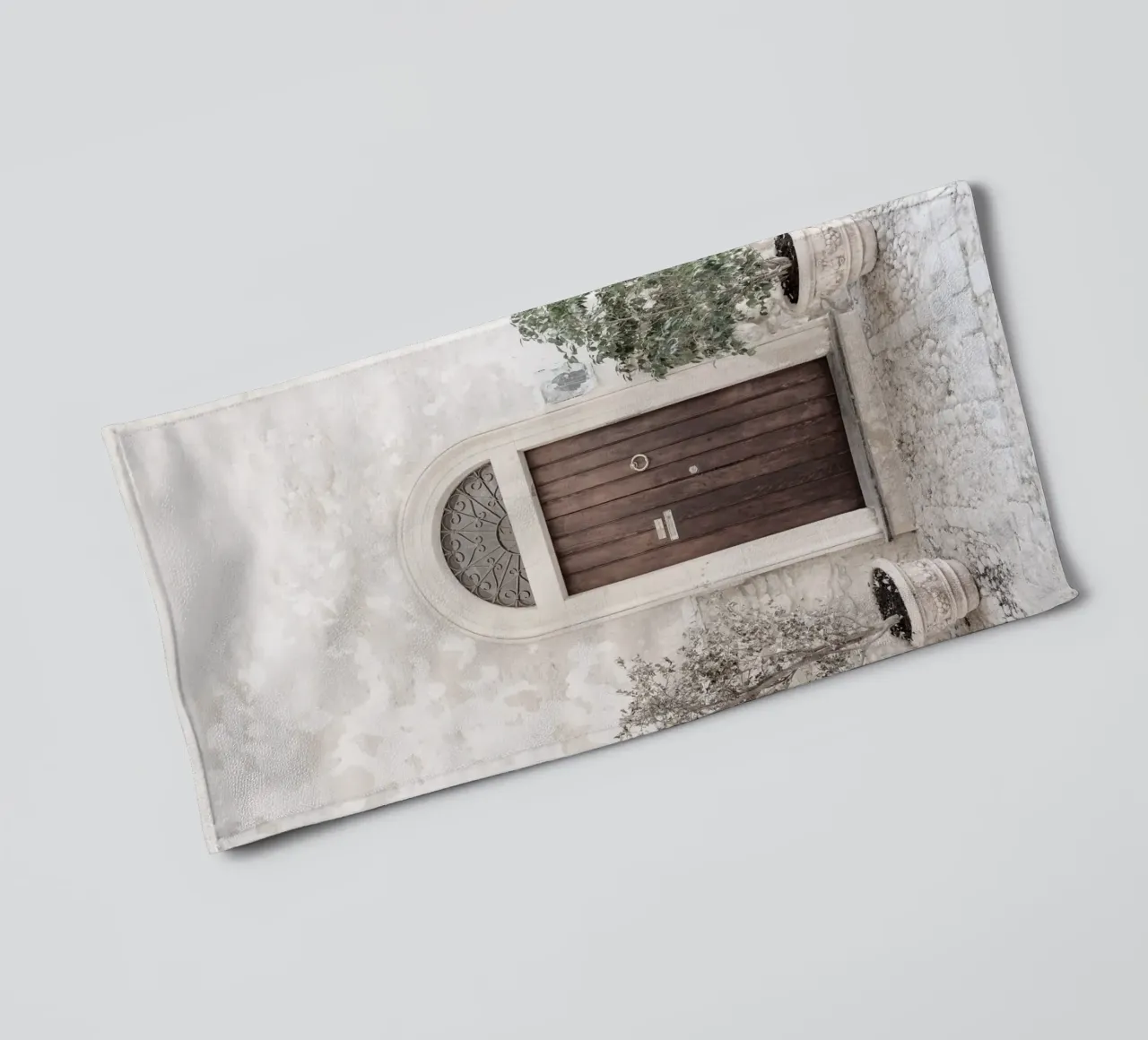 Brown door in Sicily, Italy serviette de bain de photolovers