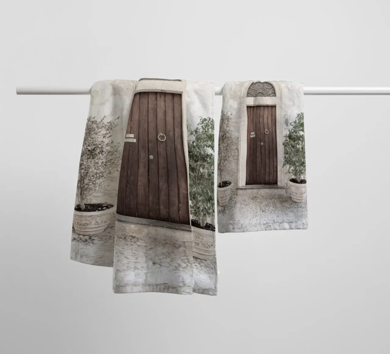 Brown door in Sicily, Italy serviette de bain de photolovers