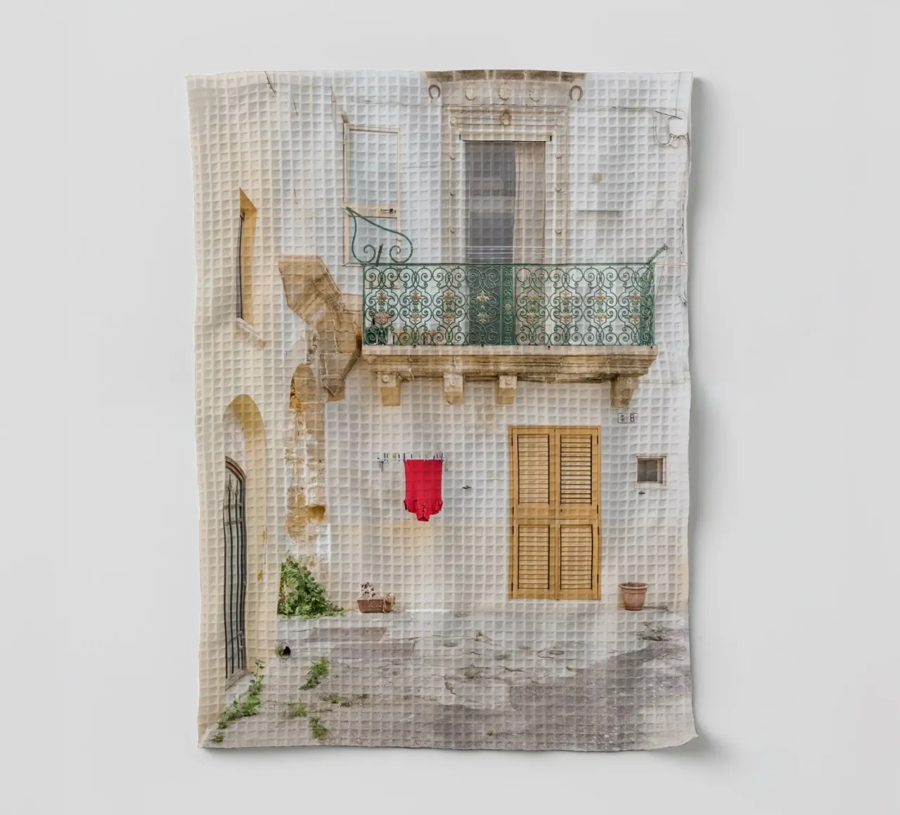 Red shirt and a white building canovaccio da cucina da photolovers