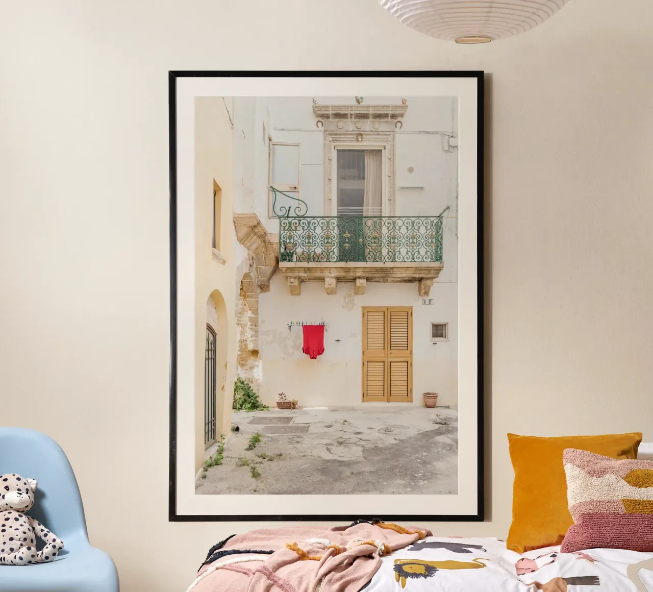 Red shirt and a white building poster con telaio in plastica da photolovers