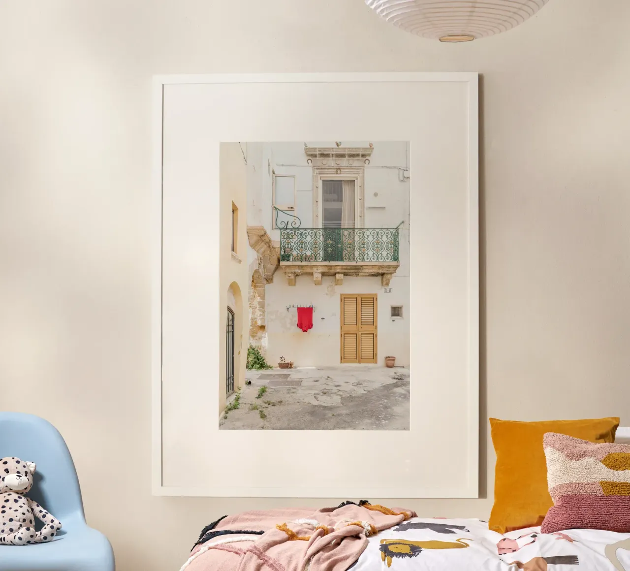 Red shirt and a white building poster con telaio in plastica da photolovers
