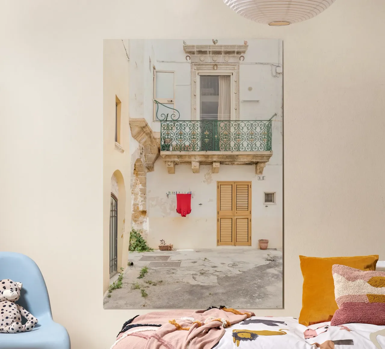 Red shirt and a white building poster con telaio in plastica da photolovers