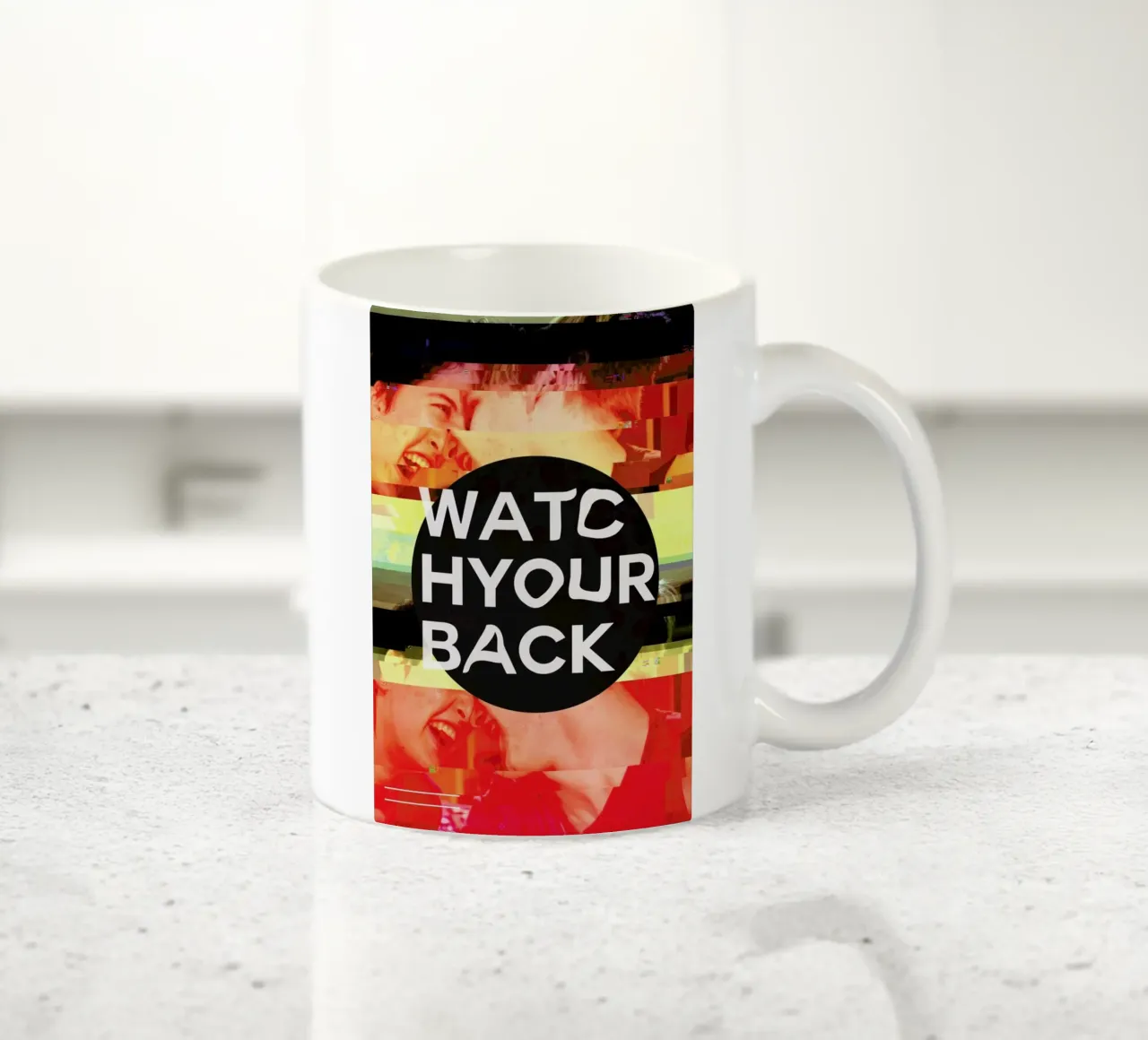 Glitch - Watch Your Back tazza in ceramica da Ash Nico