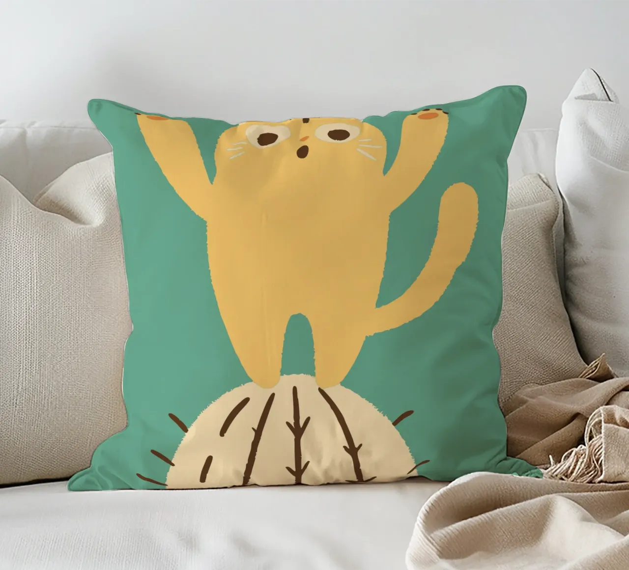 Gatto su un cactus cuscino da TRENDY POSTER SHOP