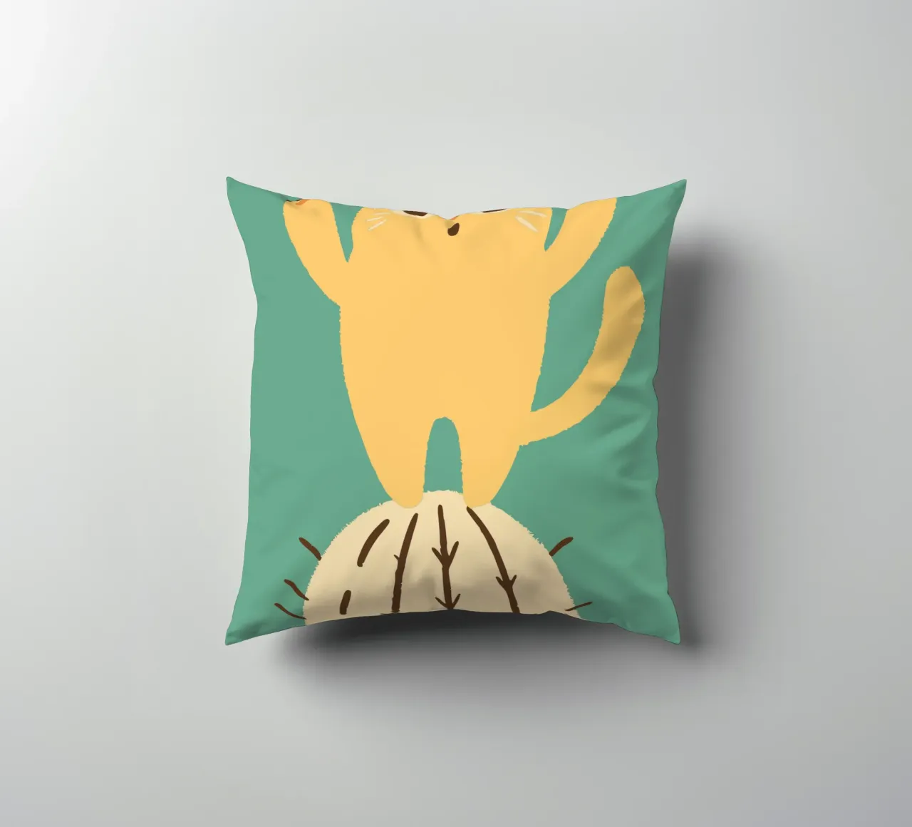 Gatto su un cactus cuscino da TRENDY POSTER SHOP