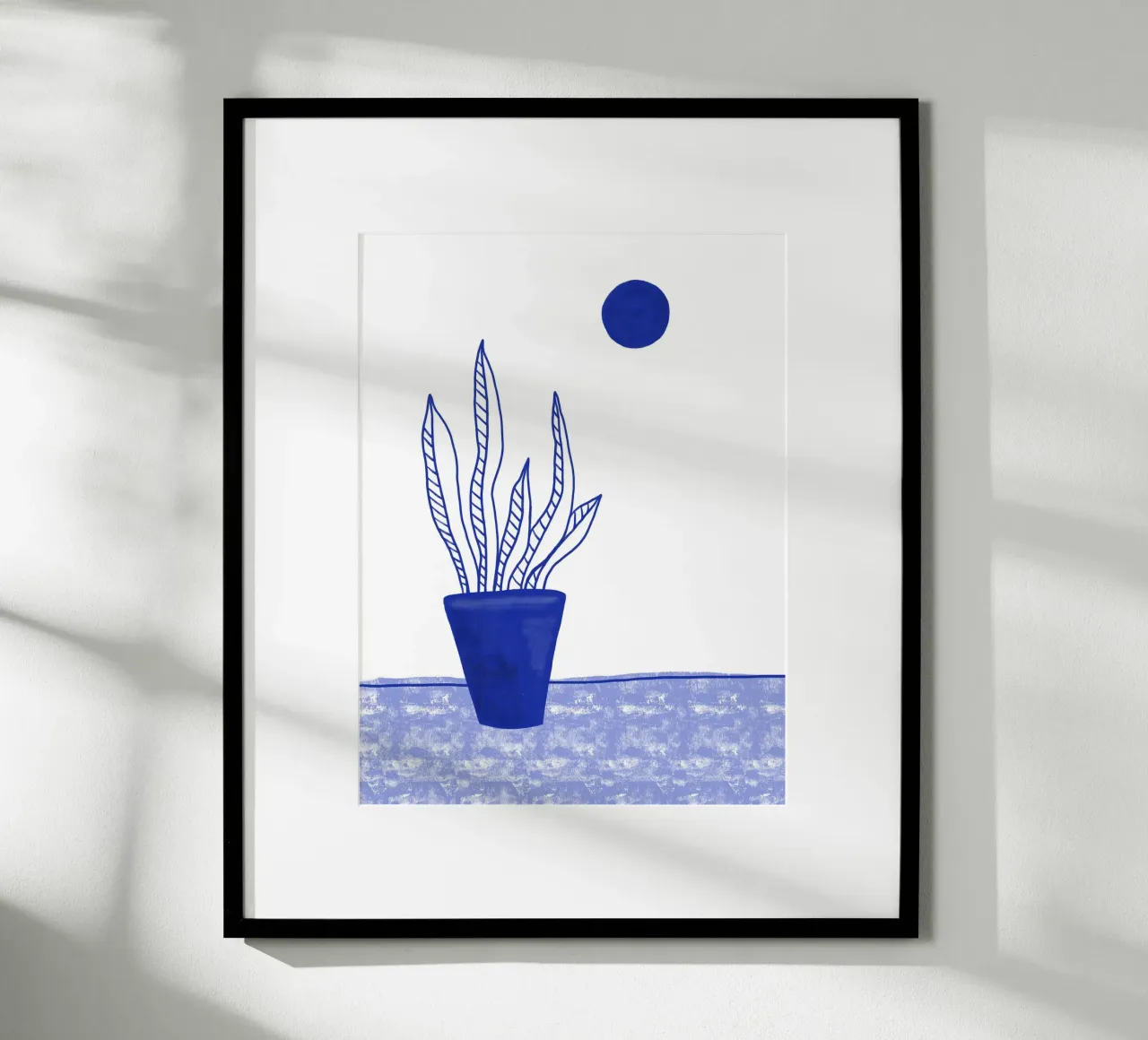 Pianta blu II poster con telaio in alluminio da Kim Hubball Studio