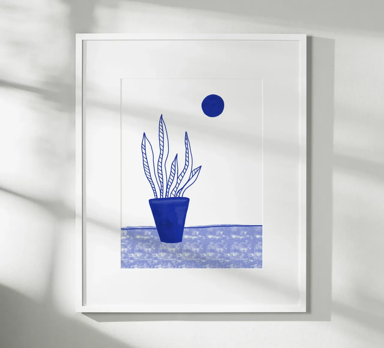 Pianta blu II poster con telaio in alluminio da Kim Hubball Studio
