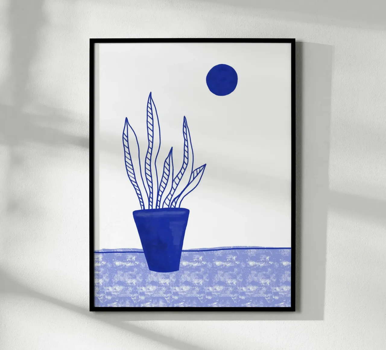 Pianta blu II poster con telaio in alluminio da Kim Hubball Studio