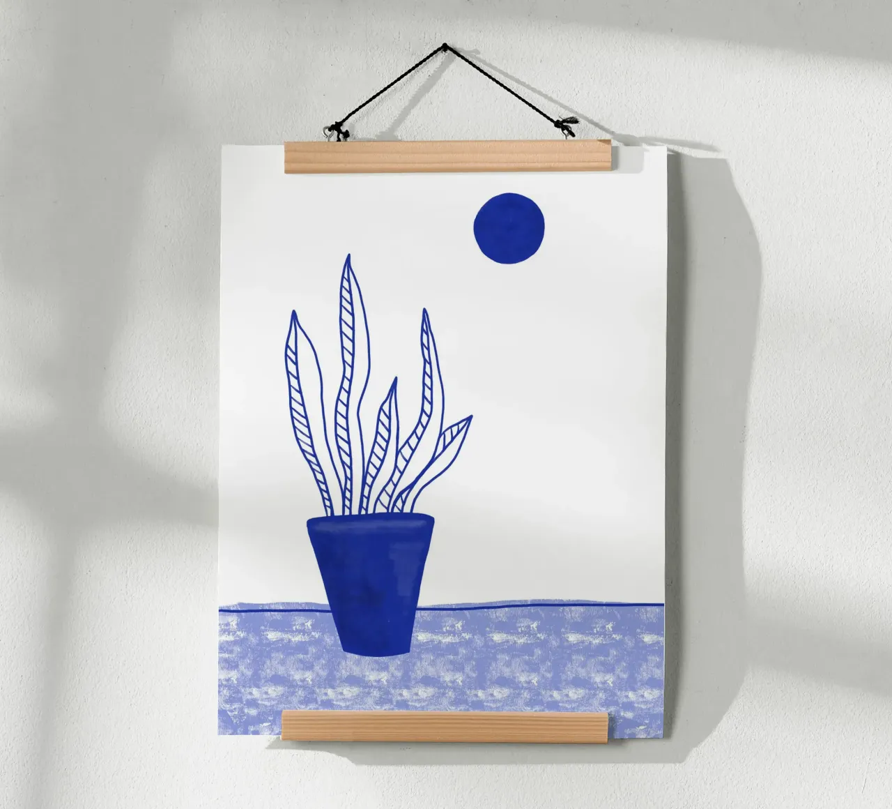 Pianta blu II poster con telaio in alluminio da Kim Hubball Studio