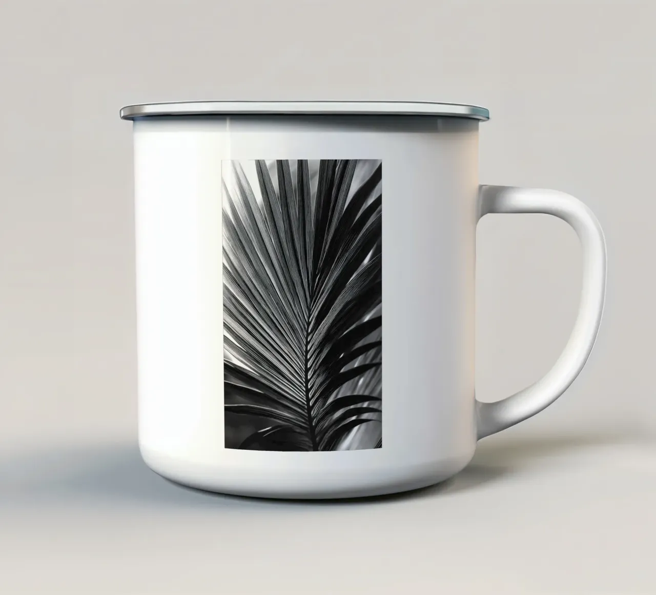Foglia di palma bianca e nera tazza in smalto da Indigo Tides Art
