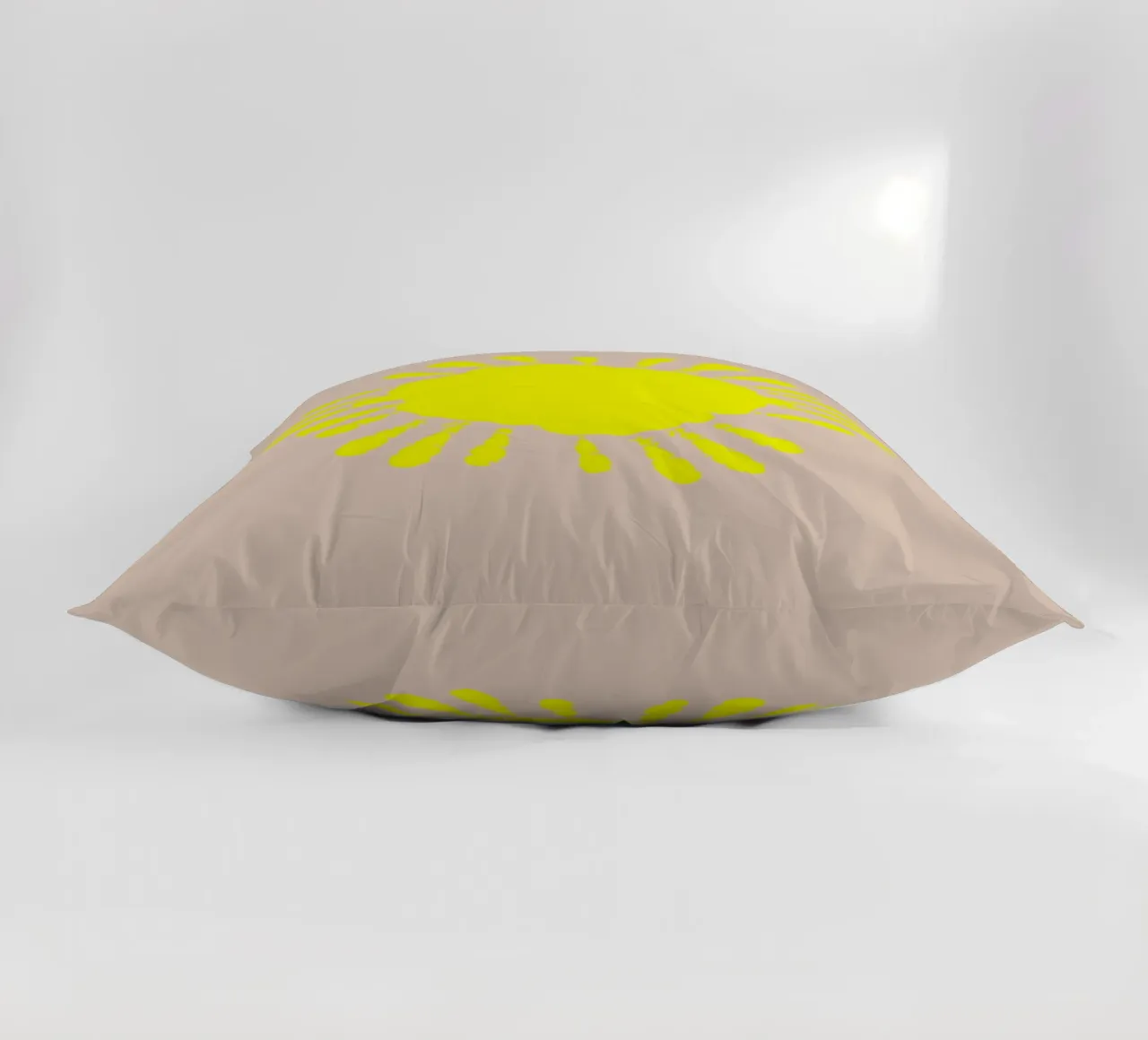 the sun. small hands. (mehrere Varianten verfügbar) cuscino da FRICKE DESIGN