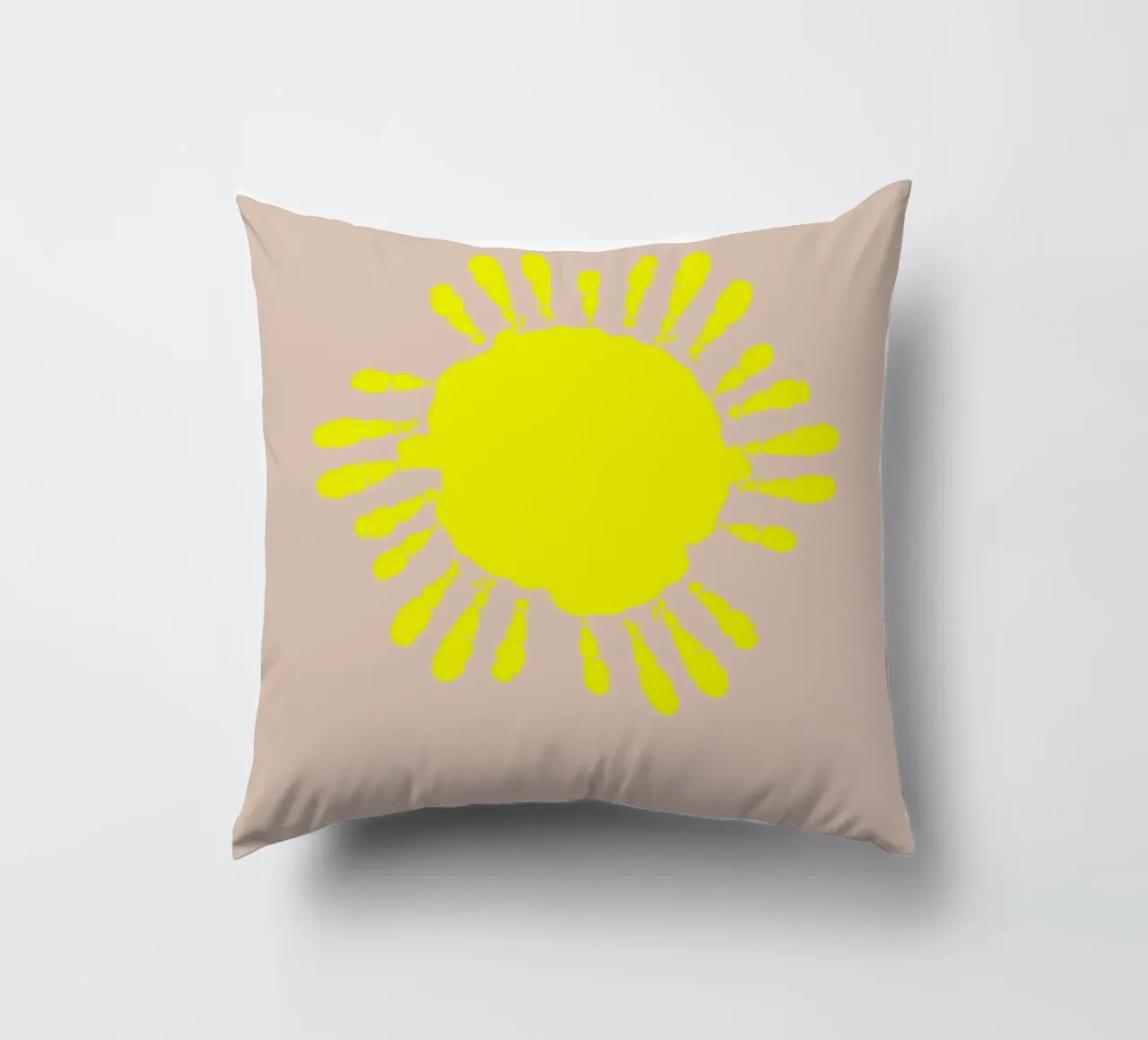 the sun. small hands. (mehrere Varianten verfügbar) cuscino da FRICKE DESIGN