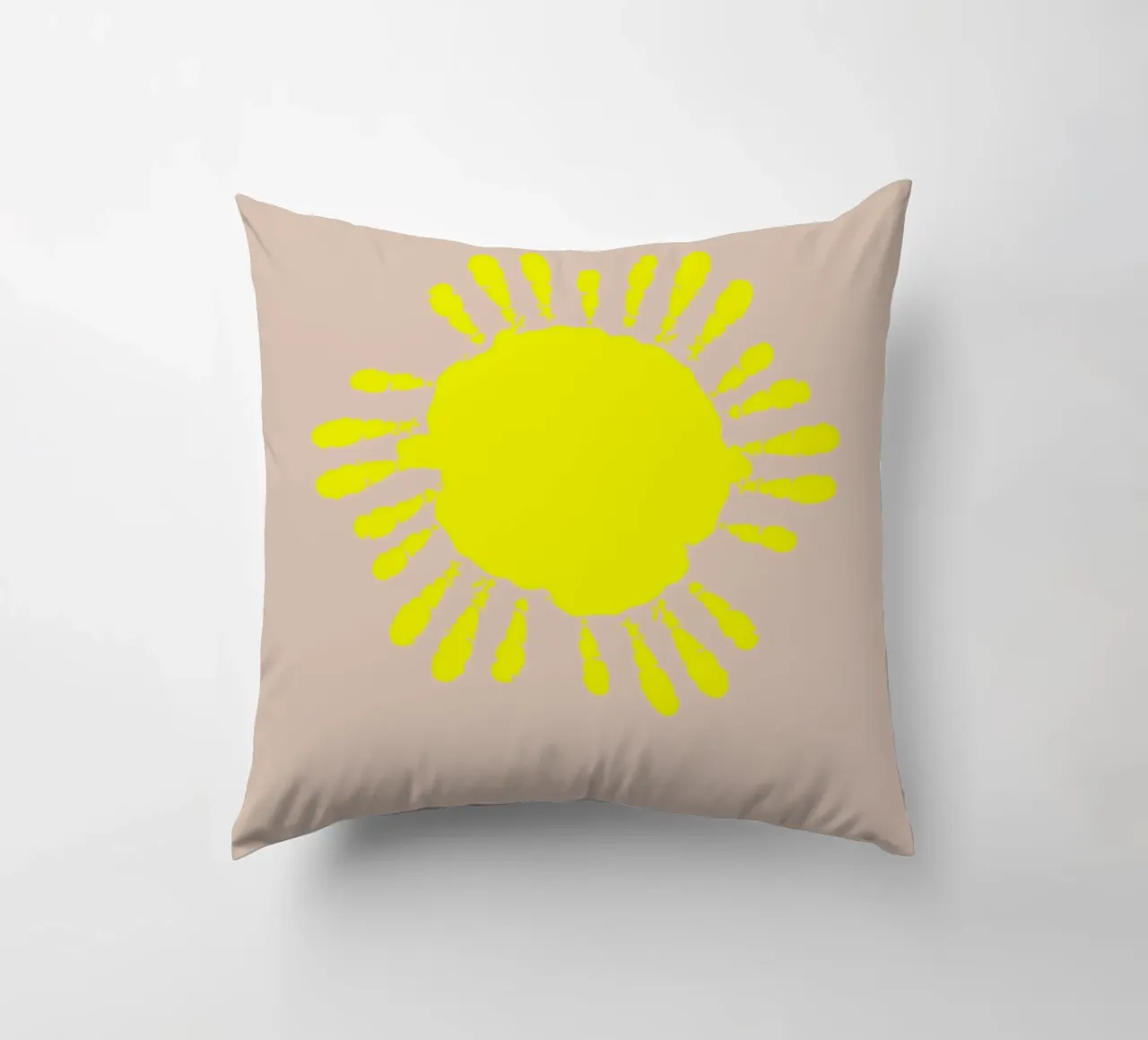 the sun. small hands. (mehrere Varianten verfügbar) cuscino da FRICKE DESIGN