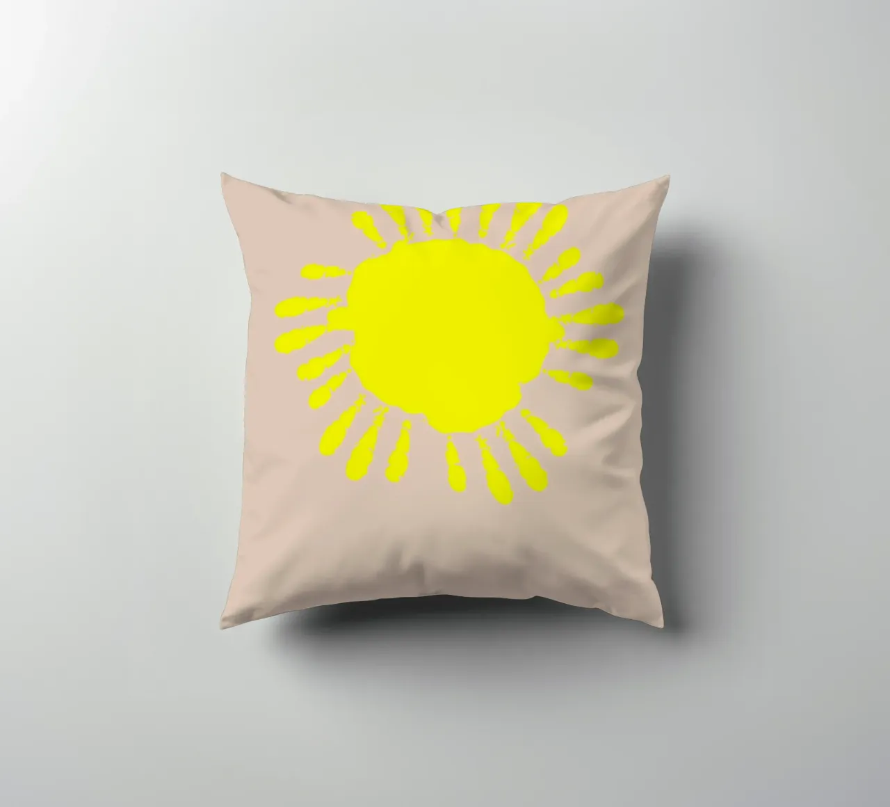 the sun. small hands. (mehrere Varianten verfügbar) cuscino da FRICKE DESIGN