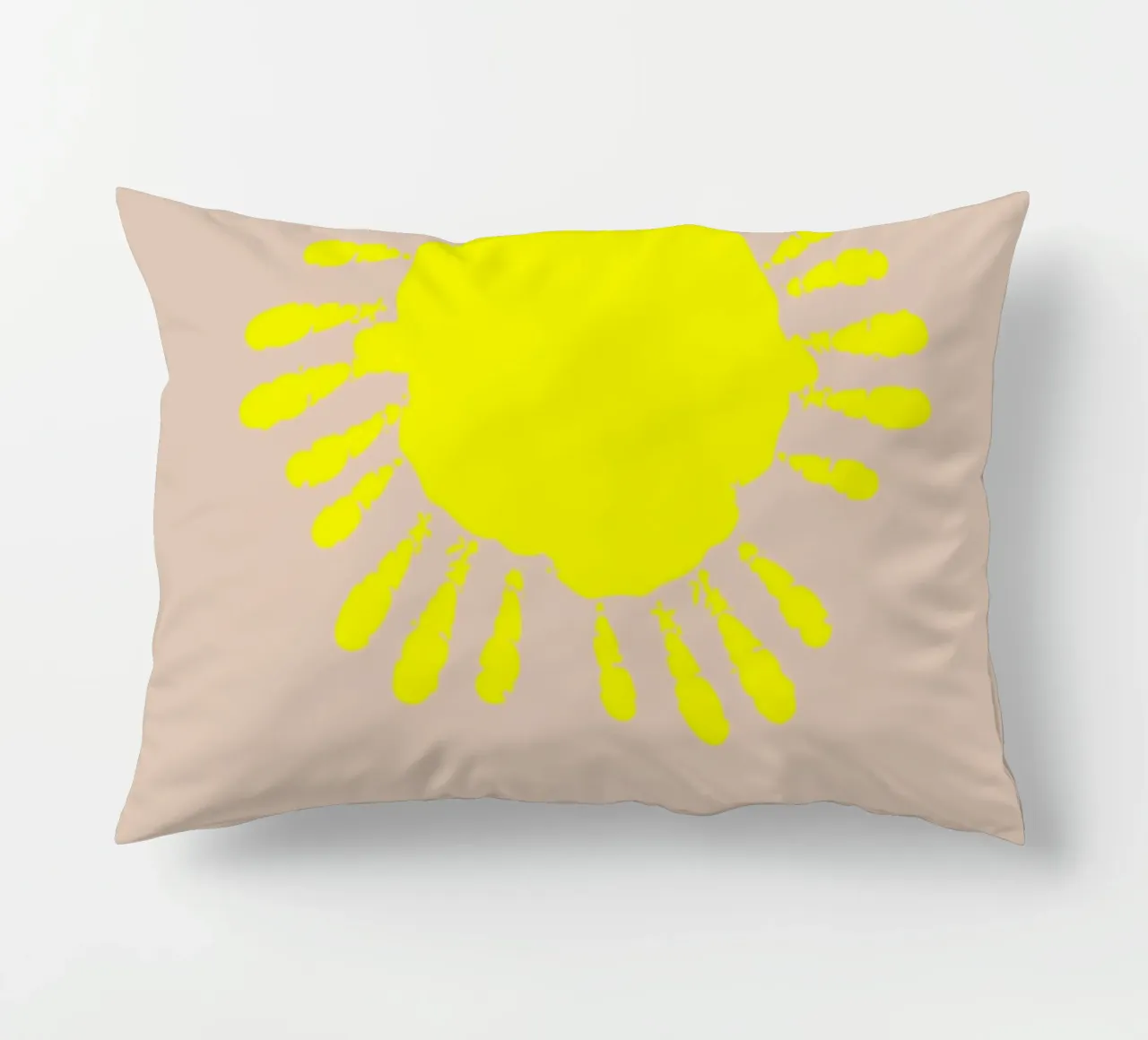 the sun. small hands. (mehrere Varianten verfügbar) cuscino da FRICKE DESIGN