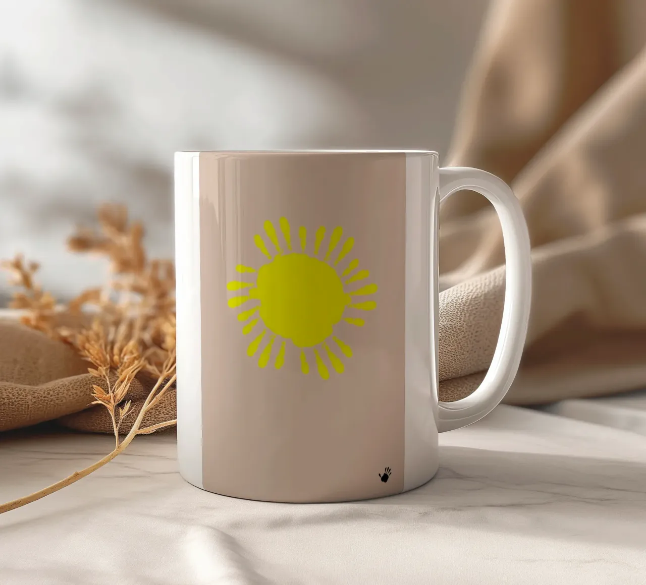 the sun. small hands. (mehrere Varianten verfügbar) tazza in ceramica da FRICKE DESIGN